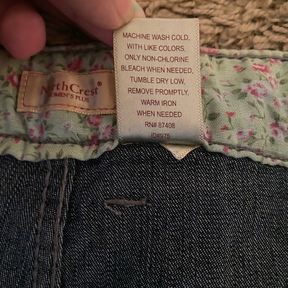 Northcrest Women’s Plus Denim Shorts 24W NWOT - Picture 8 of 9